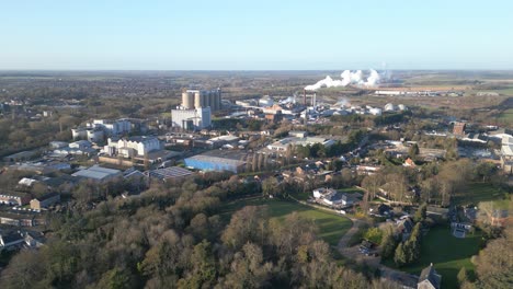 Bury-St-Edmunds,-Inglaterra,-Mostrando-Complejos-Industriales-Y-Paisajes-Verdes-A-La-Luz-Del-Día,-Vista-Aérea