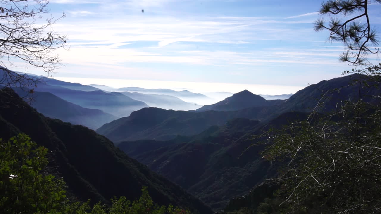 윤곽이 잡힌 산에 구름이 있는 예쁜 비디오
