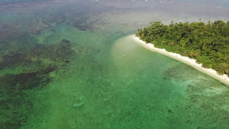 4K-Drohnenüberflug-über-Das-Malerische-Korallenriffmeer-Vor-Dem-Karibischen-Strand-In-Costa-Rica
