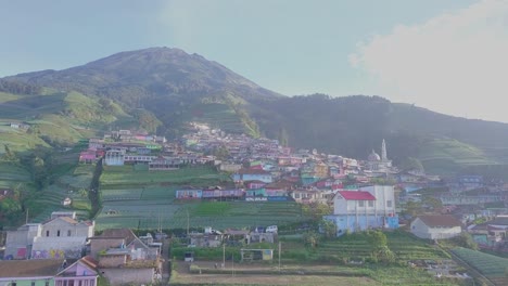 Imágenes-Aéreas-De-Un-Hermoso-Pueblo-En-La-Ladera-De-La-Montaña