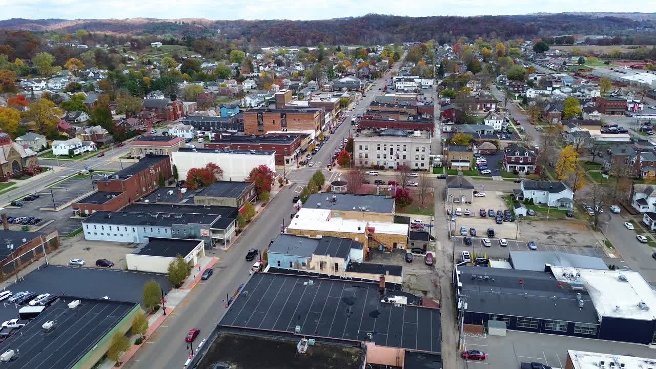 logan, ohio, imágenes aéreas de drones del centro de la ciudad y los alrededores