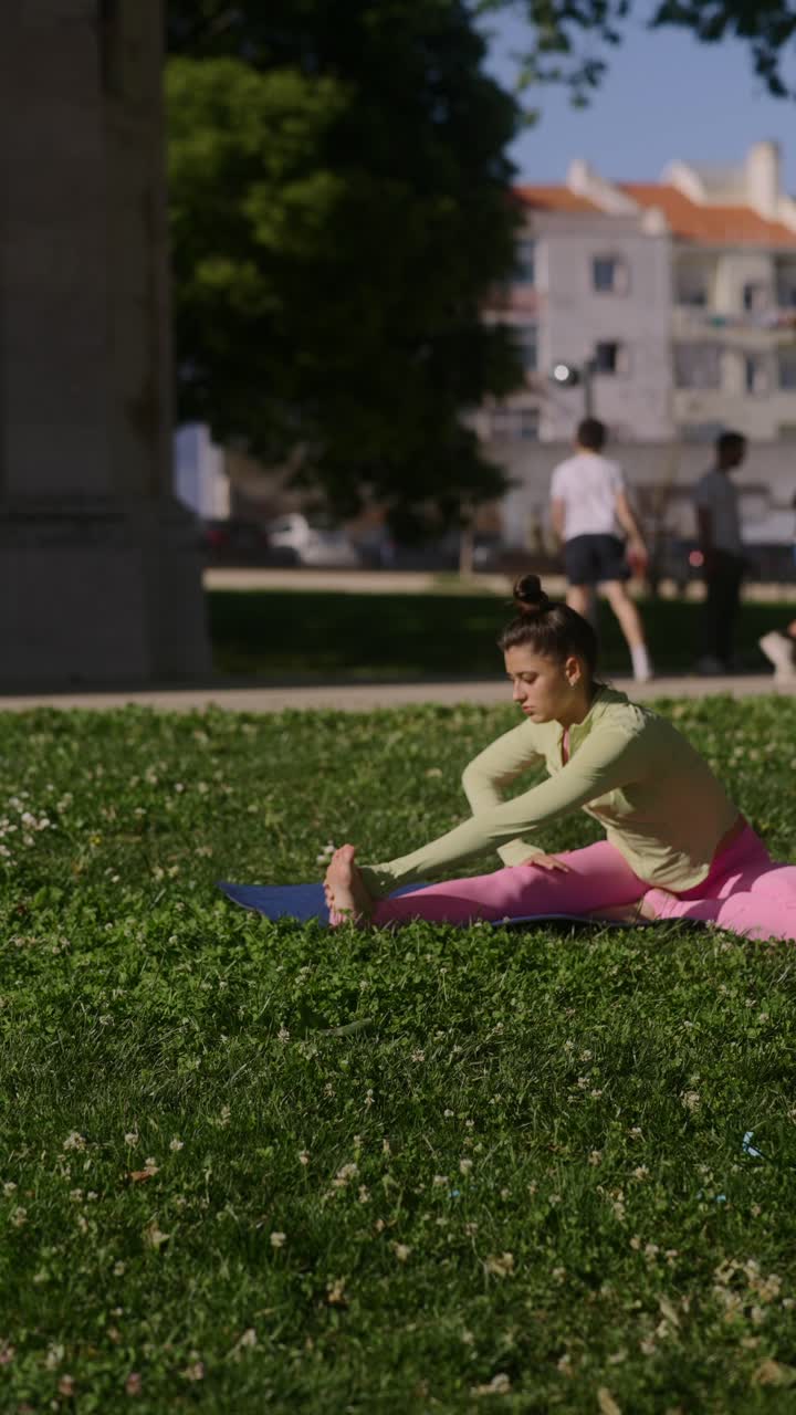 mujer practicando yoga en un parque