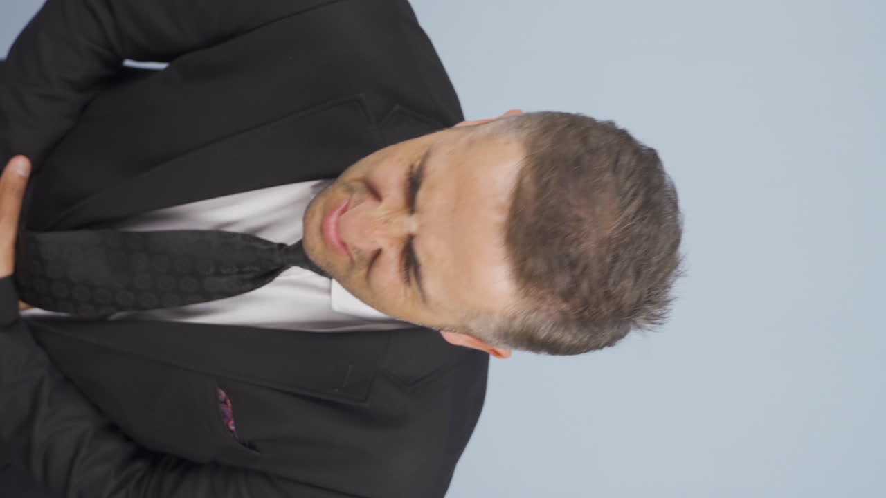 위통이 있는 사업가의 수직 비디오.