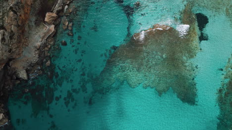 Azul-Turquesa-Mar-Claro-Junto-Al-Mar-Playa-Perfecta-Costa-En-Palma-De-Mallorca-Isla-De-Mallorca,-Idílica-Natural-Cala-Clara-Sant-Vicenc,-Cerca-De-Cap-Formentor