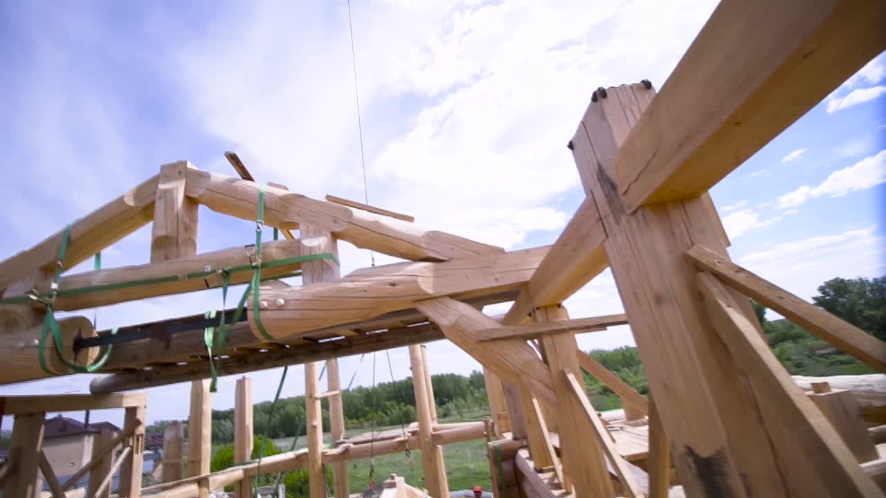 construcción de cabañas de madera con grúa