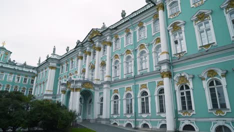 el exterior del palacio de invierno en san petersburgo