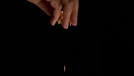 espolvorear almendras en copos en cámara súper lenta sobre un fondo negro