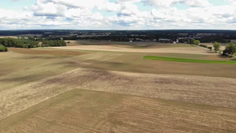 Luftaufnahme-Von-Getreidefeldern-Und-Einem-See-In-Ländlicher-Gegend-Von-Borowy-Młyn-In-Der-Kaschubei,-Woiwodschaft-Pommern,-Polen