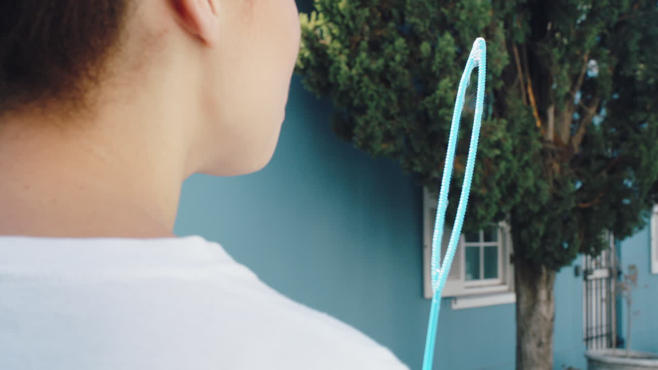 젊은 여성이 도시 거리에서 거품을 불어서 즐거운 여름 날 놀이 4k 영상을 느끼고 있습니다.