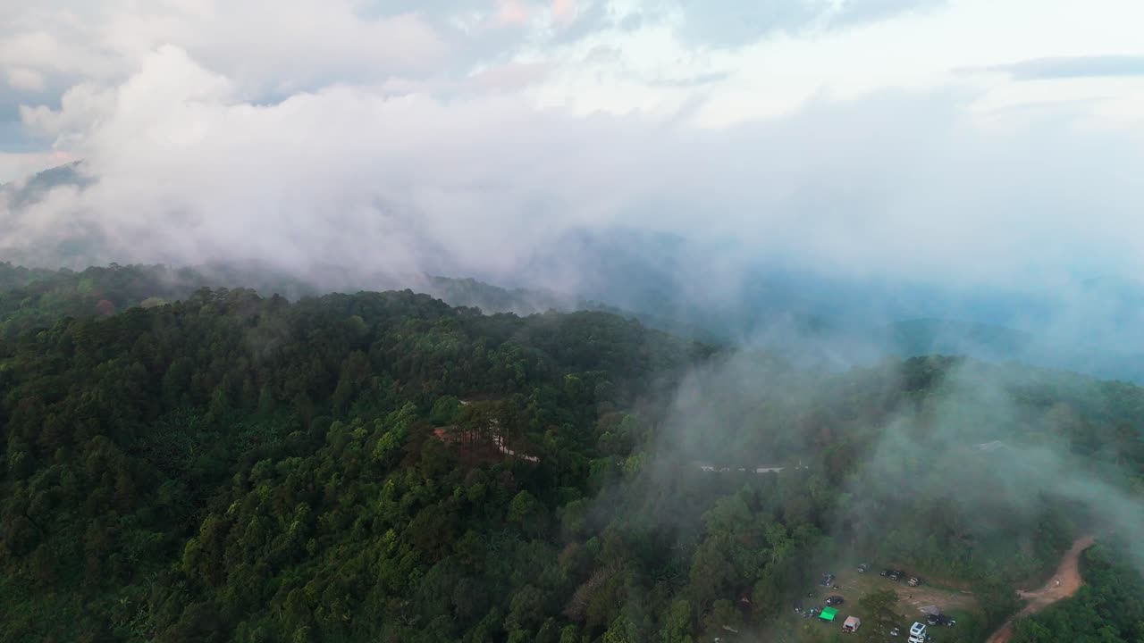 Area campeggio aerea nel Parco Nazionale Huai Nam Dang, Distretto di Pai, montagne di Mae Hong Son, Thailandia.