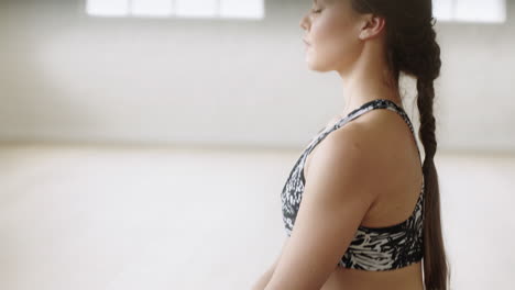 Flexible-Yoga-Frau-Praktiziert-Meditationsposen-Und-Genießt-Einen-Gesunden-Lebensstil-Im-Fitnessstudio,-Indem-Sie-Achtsamkeit-Auf-Einer-Trainingsmatte-Trainiert