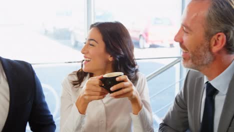 Hombres-Y-Mujeres-De-Negocios-Interactuando-Entre-Sí-Mientras-Desayunan.