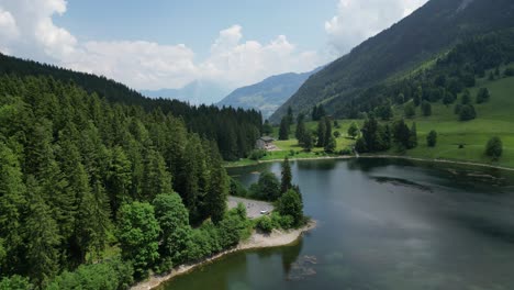 Wunderschöne-Himmlische-Naturschönheit-Der-Schweiz,-Aufgenommen-Von-Einer-Drohne-In-Der-Nähe-Des-Obersees