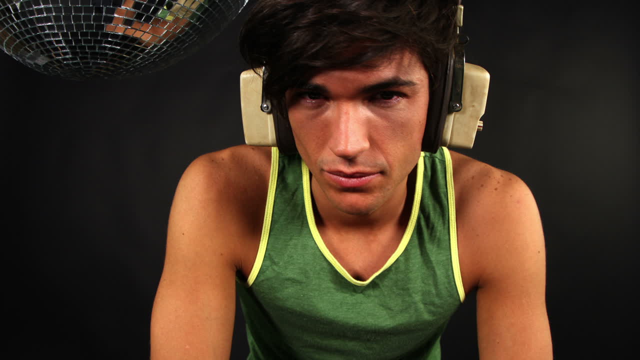 escuchando musica 134