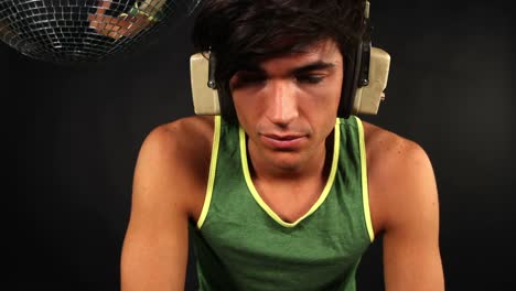 escuchando musica 134