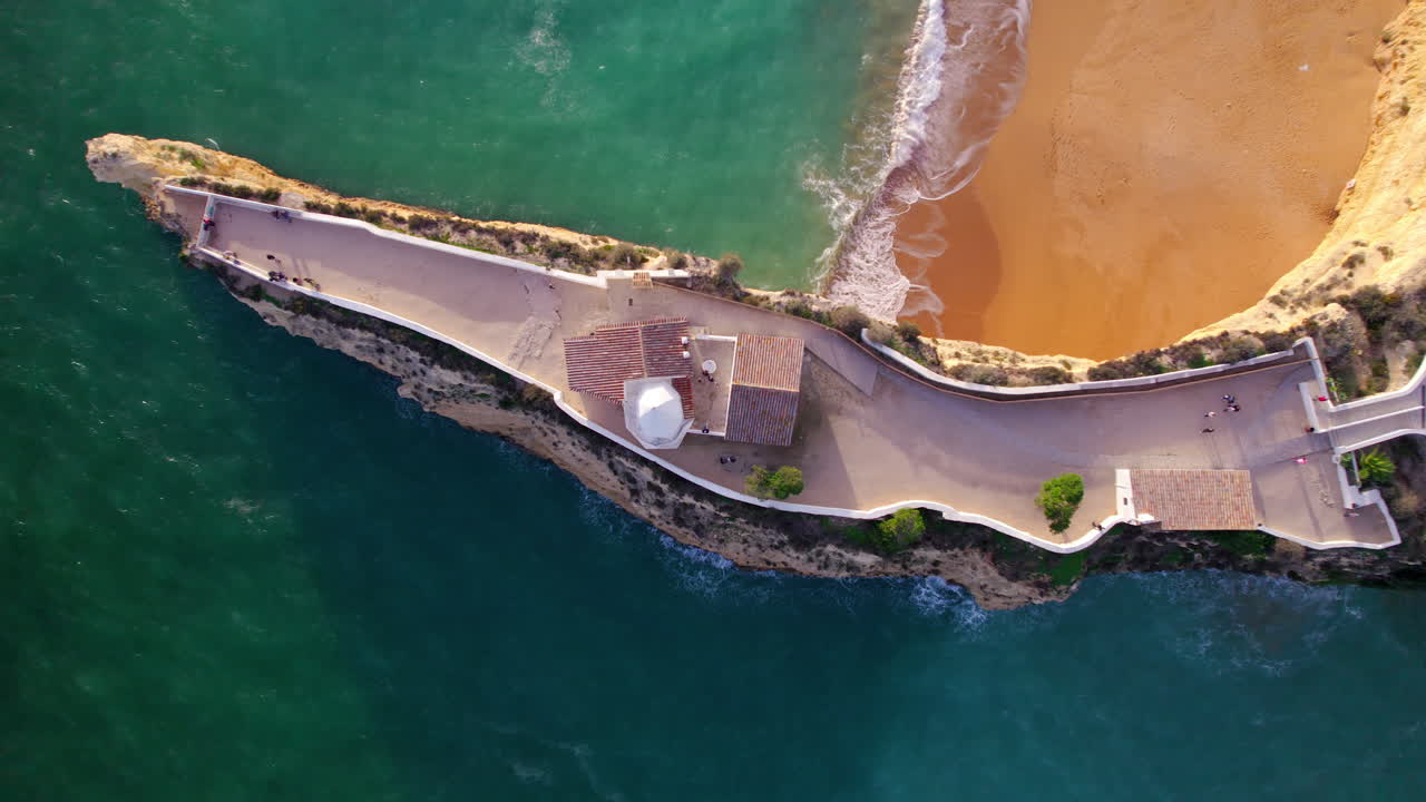 Veduta dall'alto del forte di Nossa Senhora da Rocha a Porches, Lagoa, Portogallo.