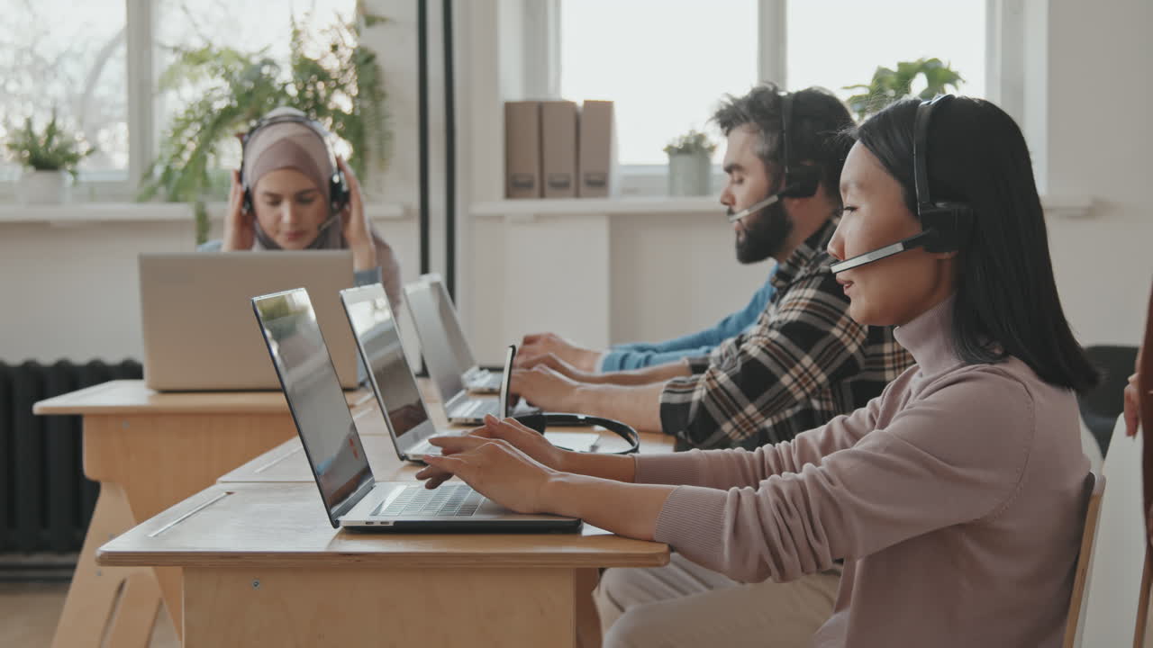 empleados del centro de llamadas que trabajan