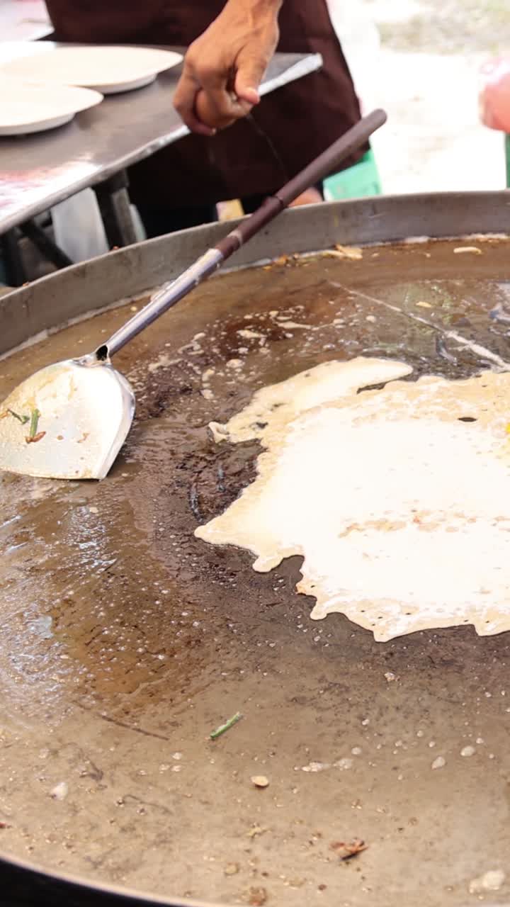 cocinando un huevo en una parrilla caliente al aire libre.