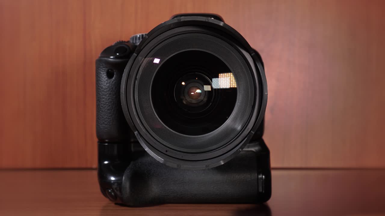 se abre la abertura de la lente fotográfica