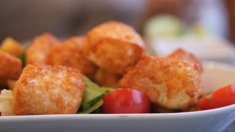 ensalada de queso frito