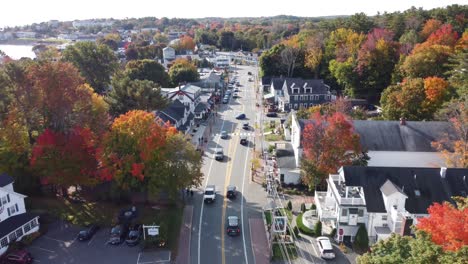 Vista-Aérea-De-La-Conducción-De-Automóviles-En-Una-Carretera-Costera-De-Tráfico-En-Ogunquit,-Distrito-De-Zona-Residencial-De-Maine,-Estados-Unidos