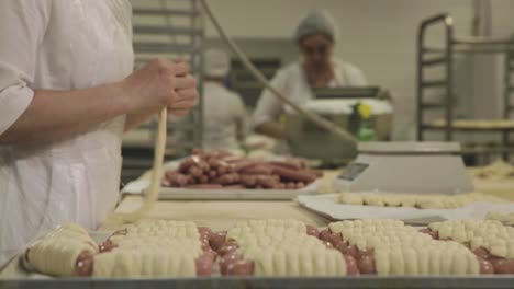 línea de producción de panadería con rollos de salchichas