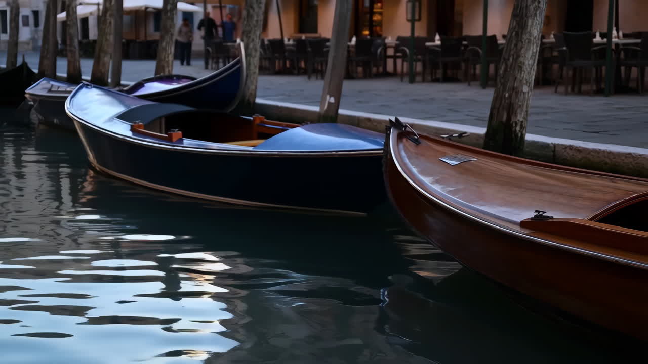 Gondole ormeggiate in un canale veneziano.