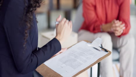 clipboard, terapia y las manos de la mujer de cerca