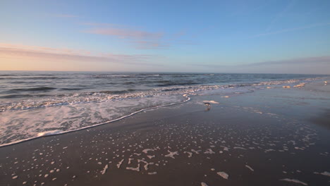 Olas-Rompiendo-En-La-Playa-Durante-El-Amanecer