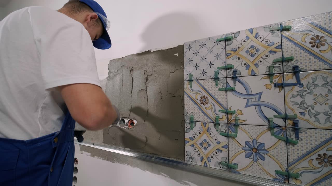 instalación de azulejos de cerámica para el suelo - medición y corte de las piezas. construcción, renovación, reparación de apartamentos. cortes de baldosas. corte de baldosas