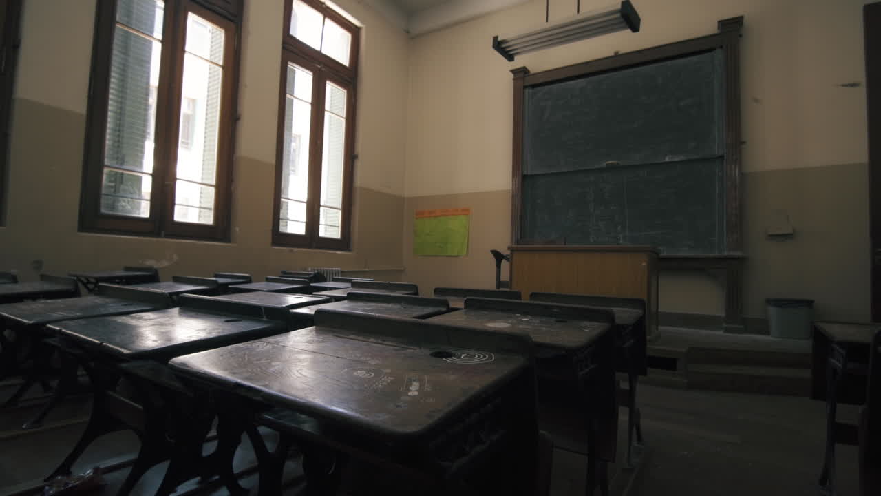 Aula vintage vacía con escritorios de madera y pizarra