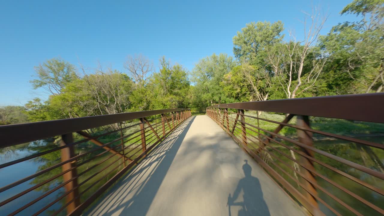 paseo en bicicleta por el puente sobre el camino de grava del río