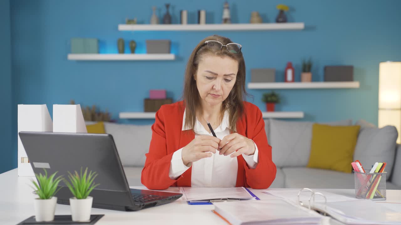 una mujer que trabaja en una oficina en casa tiene problemas para concentrarse.