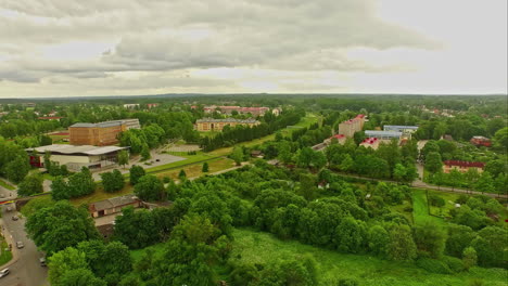 Drohnen-Luftaufnahme-Der-Skyline-Von-Cesis,-Lettland-An-Einem-Bewölkten-Tag