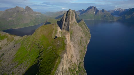 vista panorámica de segla y hesten en la isla de senja en el norte de noruega durante el verano, toma aérea