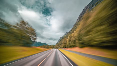 Eine-Fahrt-Auf-Der-Schmalen-Zweispurigen-Landstraße-Bei-Sunndalsora,-Norwegen