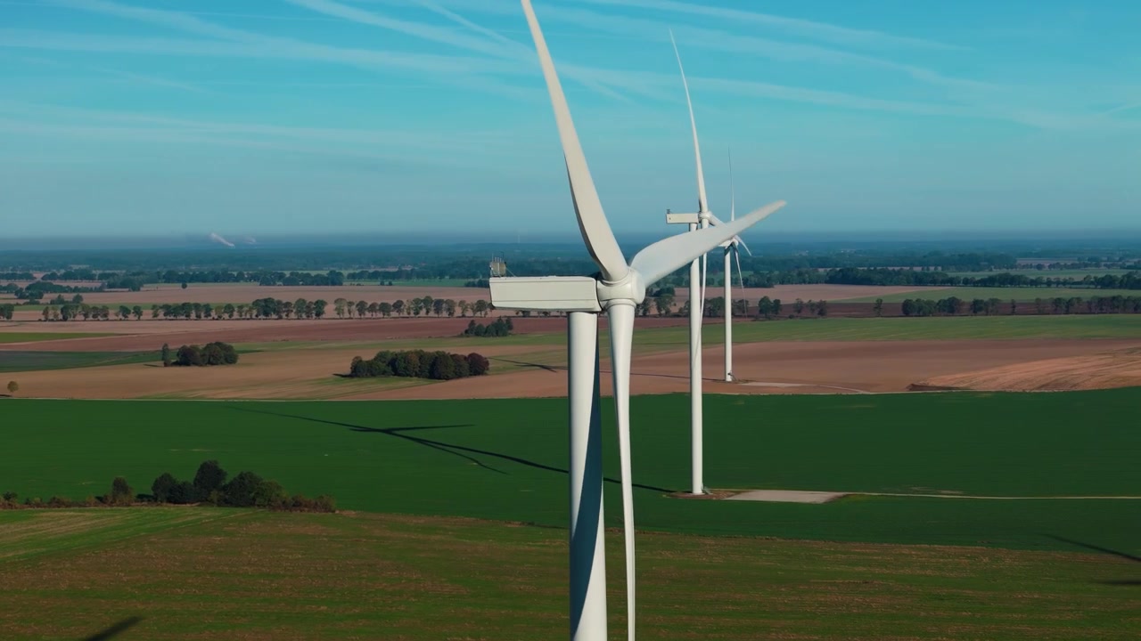 Produzione di energia pulita in un paesaggio di parco eolico, ripresa aerea in orbita.