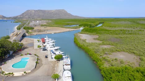 Drohnenflug-über-Club-Nautico-De-Monte-Cristi,-Karibik