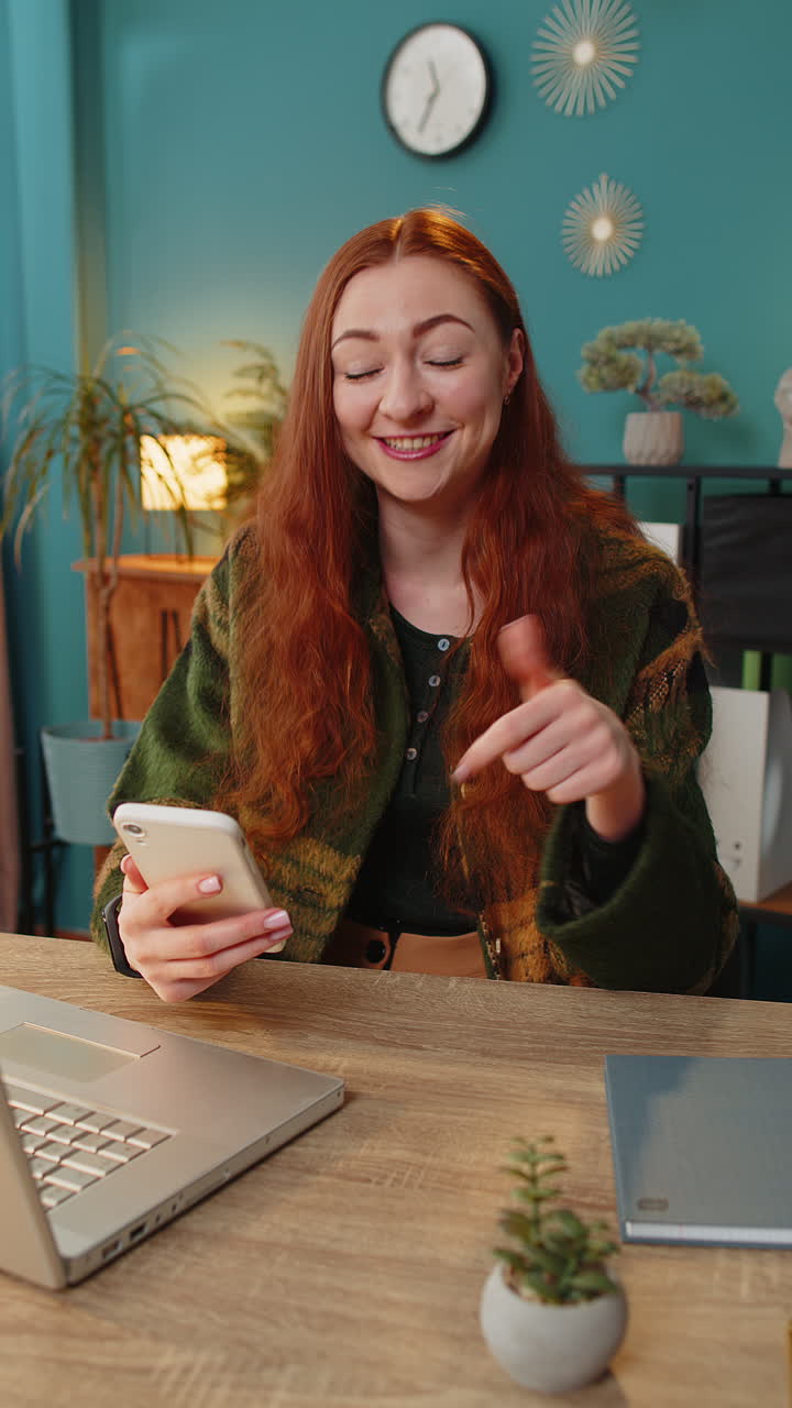 joven empresario sonriente usando un teléfono inteligente aplicación en línea señalando mostrando como pulgares hacia arriba
