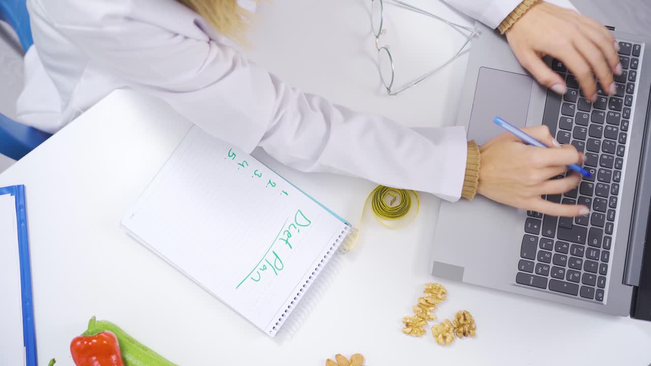 el dietista está preparando un plan de dieta.