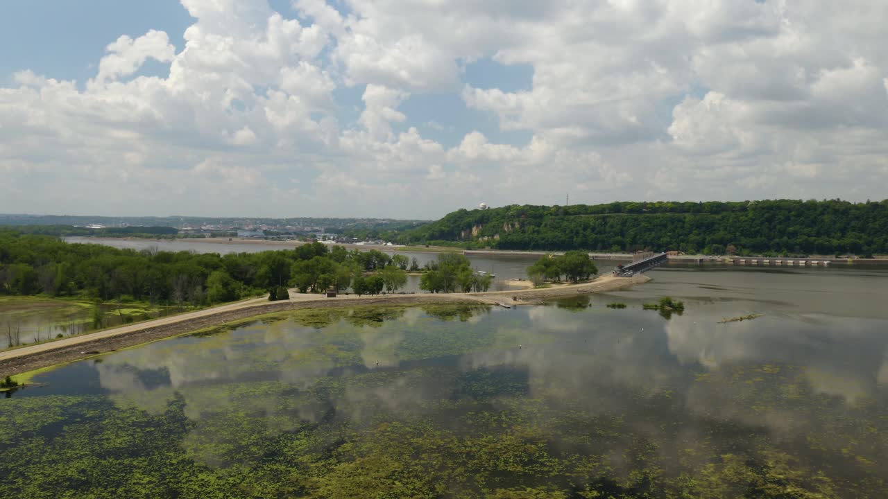 asombrosa toma aérea sobre el río con el cielo reflejado en el agua