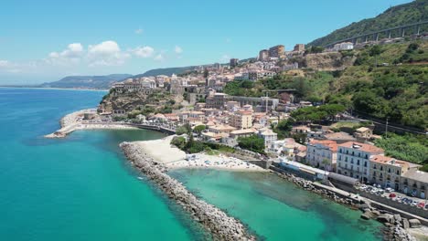 pizzo ciudad costera y playas en vacaciones de verano en calabria, italia - pedestal aéreo de 4k