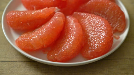 Frische-Rote-Pampelmuse-Oder-Grapefruit-Auf-Dem-Teller