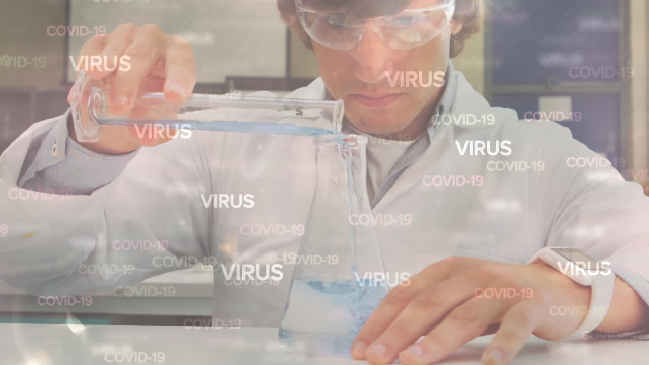 animación del virus y el texto de covid 19 sobre un científico caucásico vertiendo un químico de un tubo de ensayo