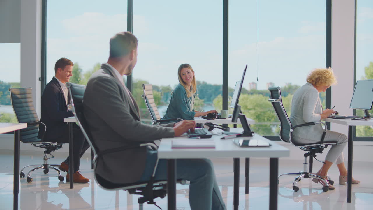 사무실 에서 일 하는 사업가 들