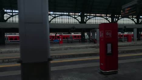 pasajeros y trenes en la plataforma de la estación de cuneo