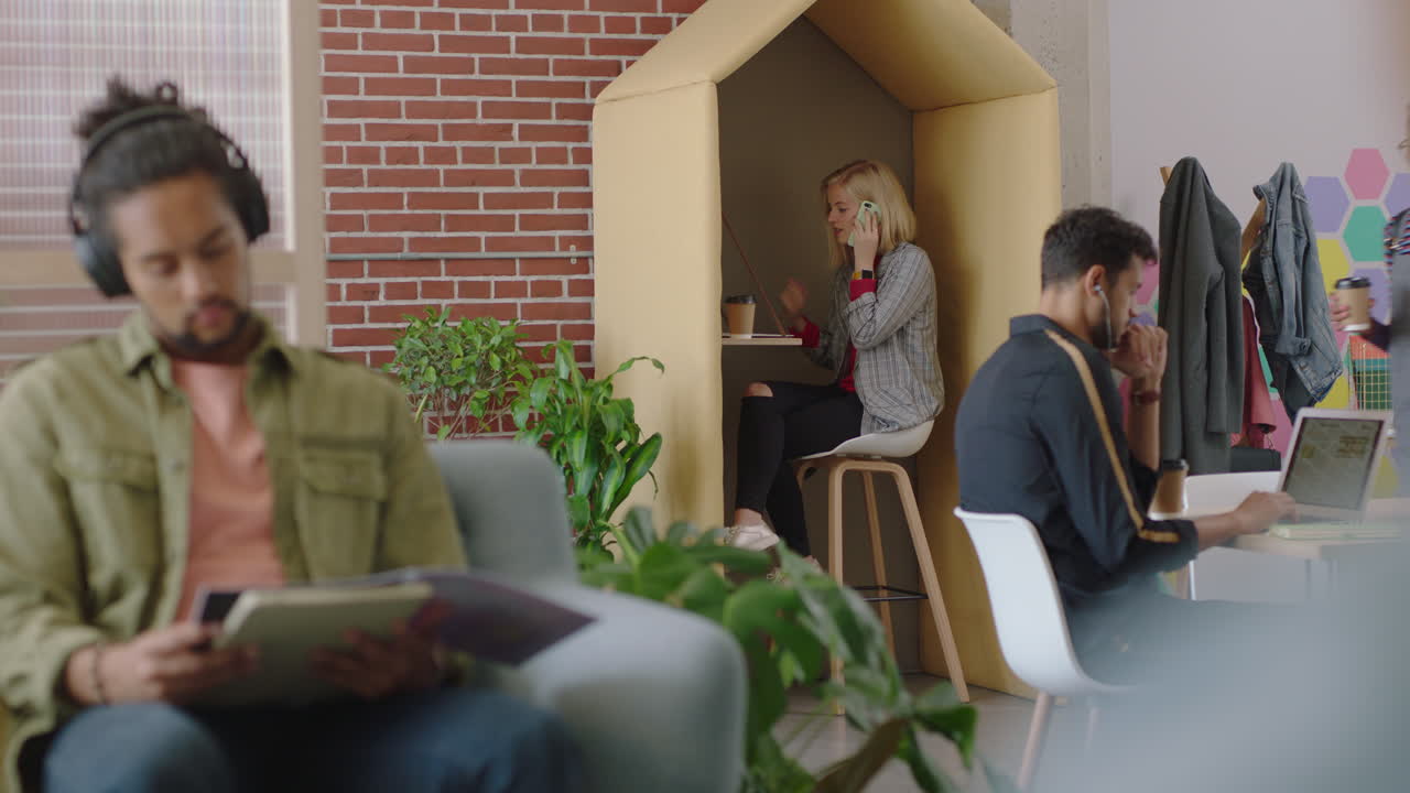 jóvenes empresarios diversos que trabajan en oficinas vibrantes estudiantes que comparten comunicación equipo multiétnico lluvia de ideas creativas disfrutando de un lugar de trabajo relajado