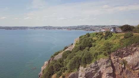 Herauszoomen-Aus-Der-Wunderschönen-Küstenlandschaft-In-Torquay,-England