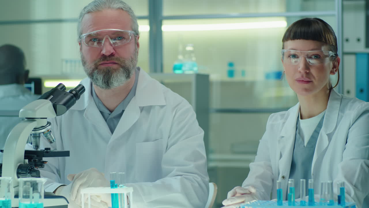 retrato de científico sénior y joven asistente femenina en el laboratorio