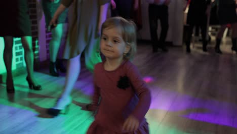 pequeño niño bailando en la patria. se siente feliz, sonriendo. niña divirtiéndose en la discoteca